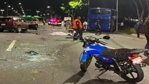 Un muerto y 5 heridos saldo de colisión múltiple en la autopista Valle-Coche
