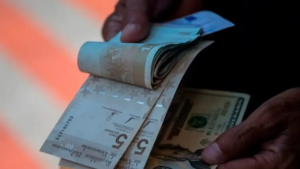 El bolívar se depreció un 15% frente al dólar en julio