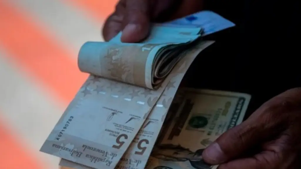El bolívar se depreció un 15% frente al dólar en julio